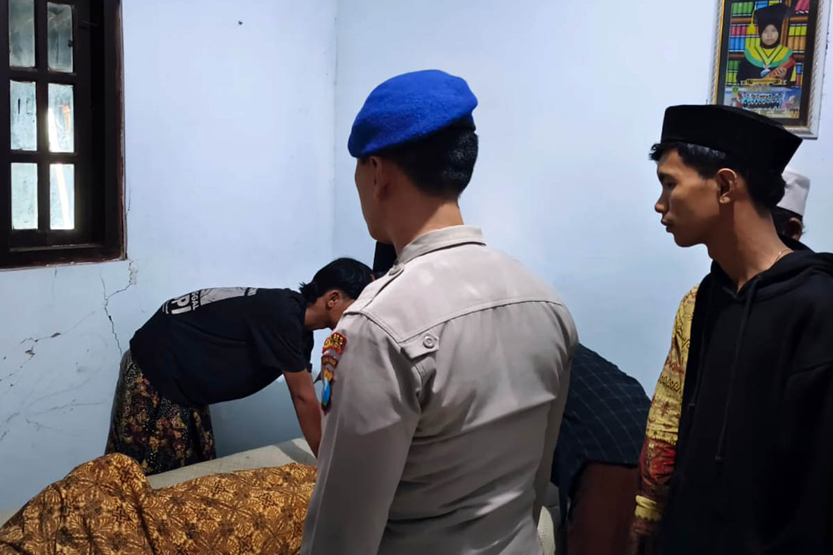 MEMILUKAN: Suasana rumah duka saat kedatangan M Sani. Ia meninggal dunia, setelah tersambar petir.
