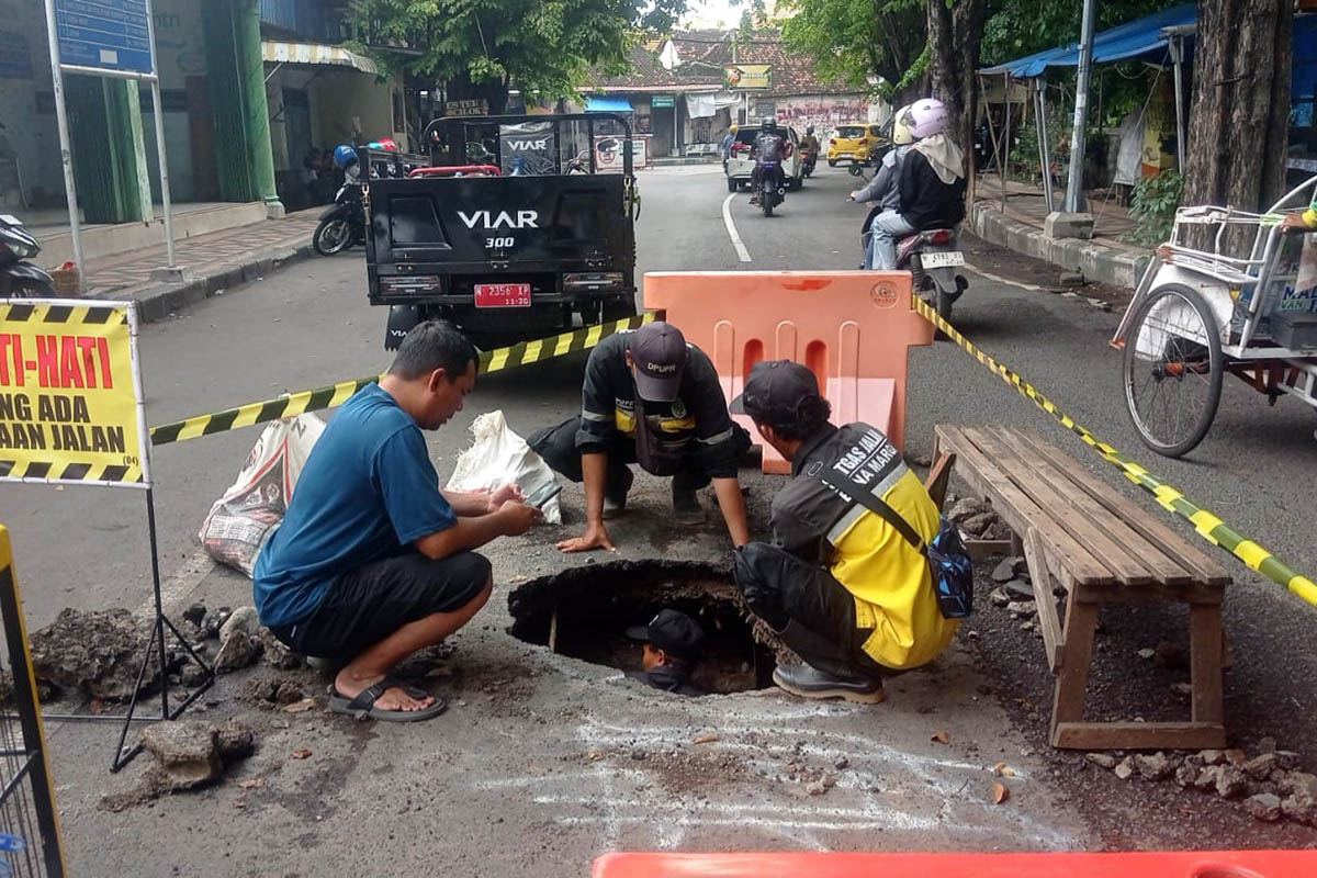PERBAIKAN: Penanganan cross drain yang tengah berlangsung. Butuh Rp 50 juta untuk perbaikannya secara sempurna.