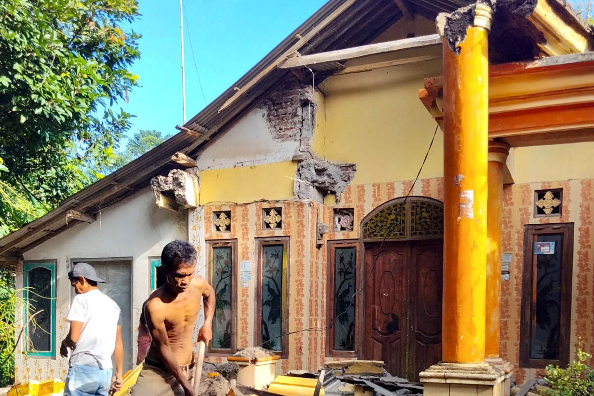 DAMPAK HUJAN: Atap teras rumah warga di Dusun Patemon, Desa Alaspandan ambrol setelah hujan deras mengguyur wilayah Kecamatan Pakuniran.