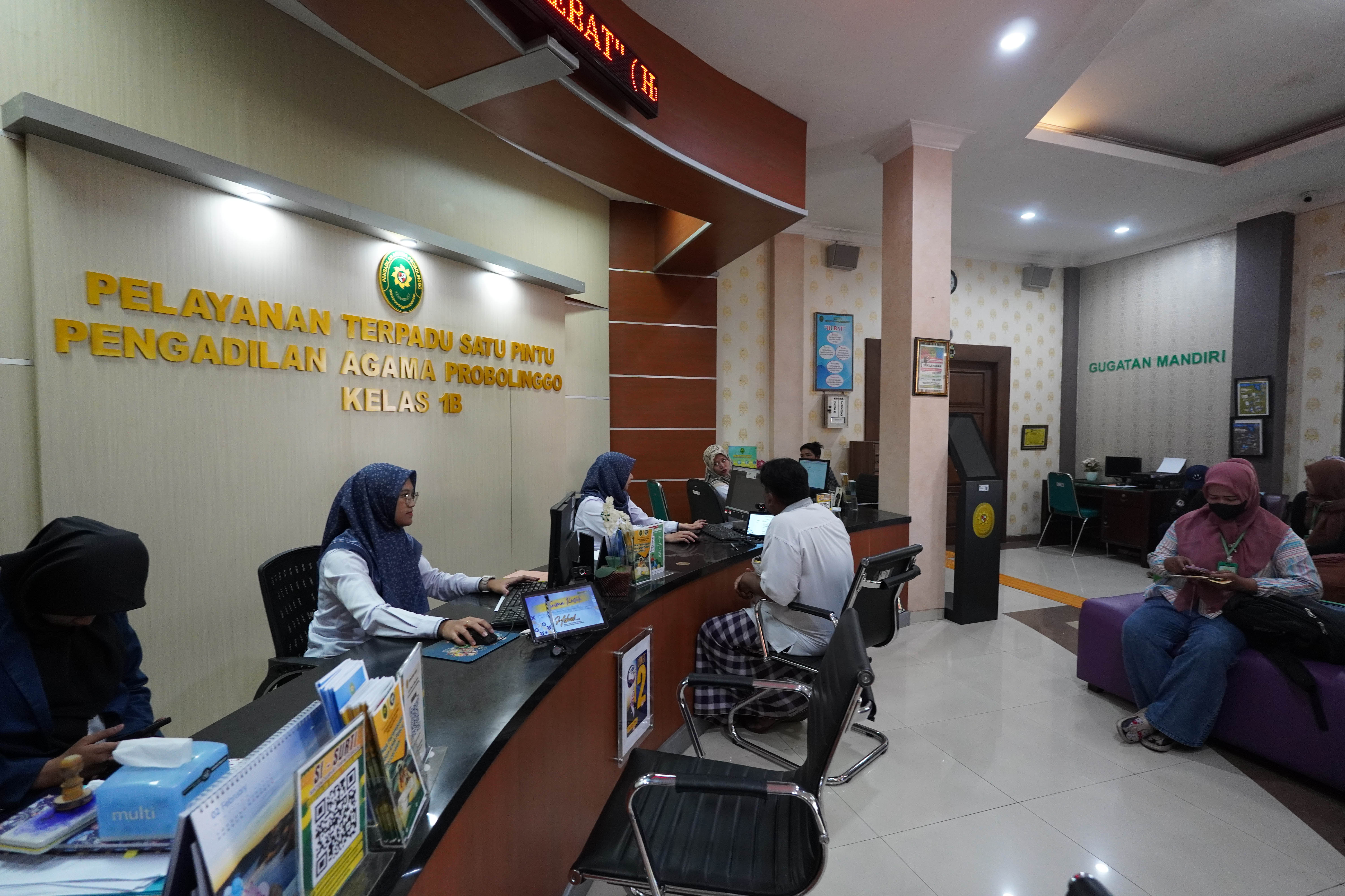 LAYANI MASYARAKAT: Suasana pelayanan di Pengadilan Agama (PA) Probolinggo.