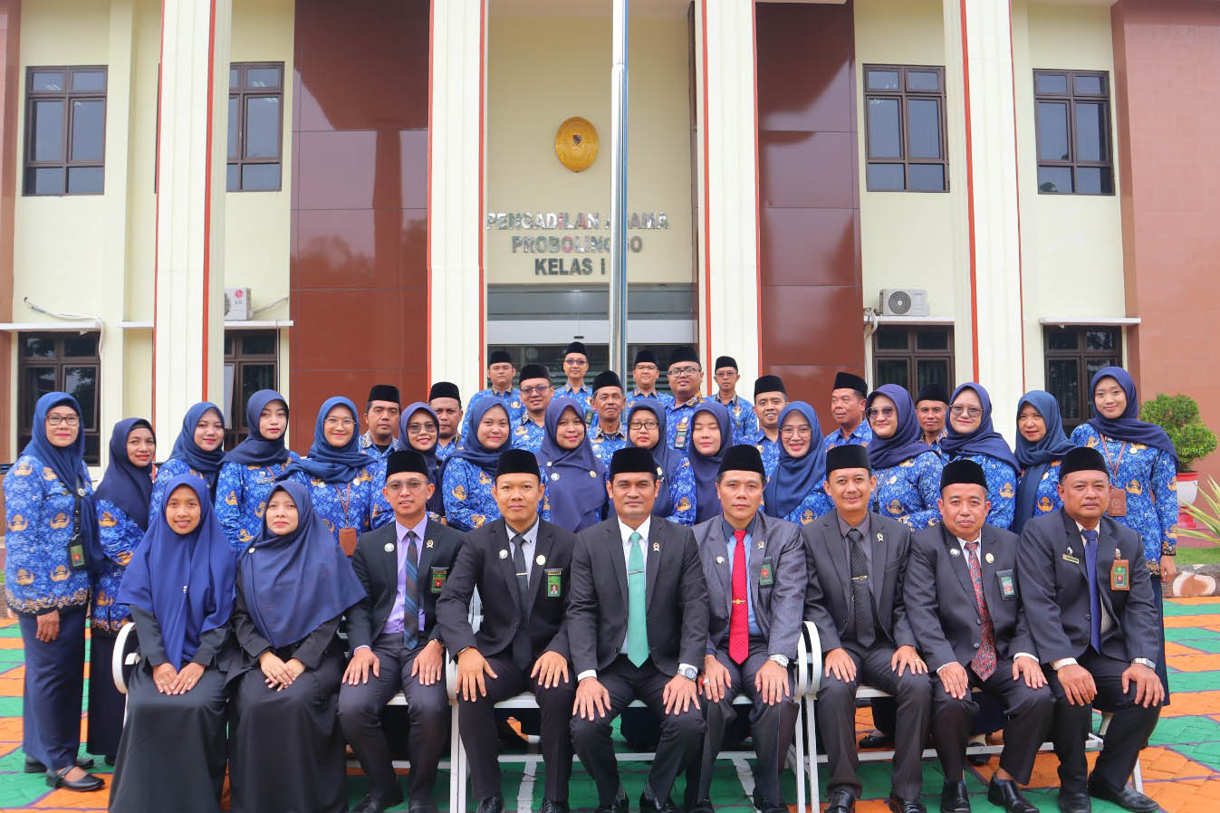 KOMPAK: Sejumlah pegawai PA Kelas IB Probolinggo di depan kantornya.