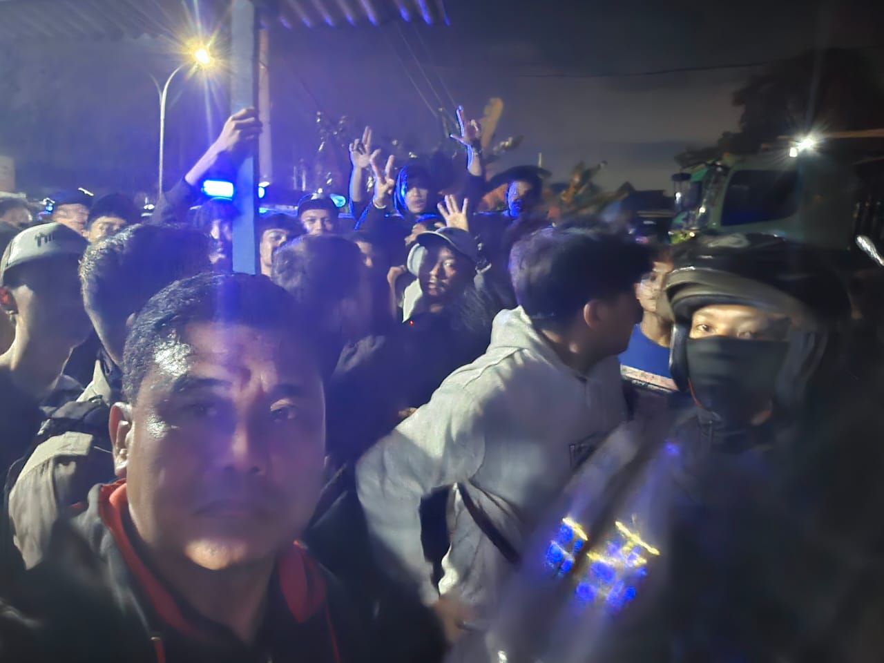 Kapolsek Pandaan Kompol Slamet Prayitno (kiri) saat memimpin untuk mengevakuasi pelaku MAW.