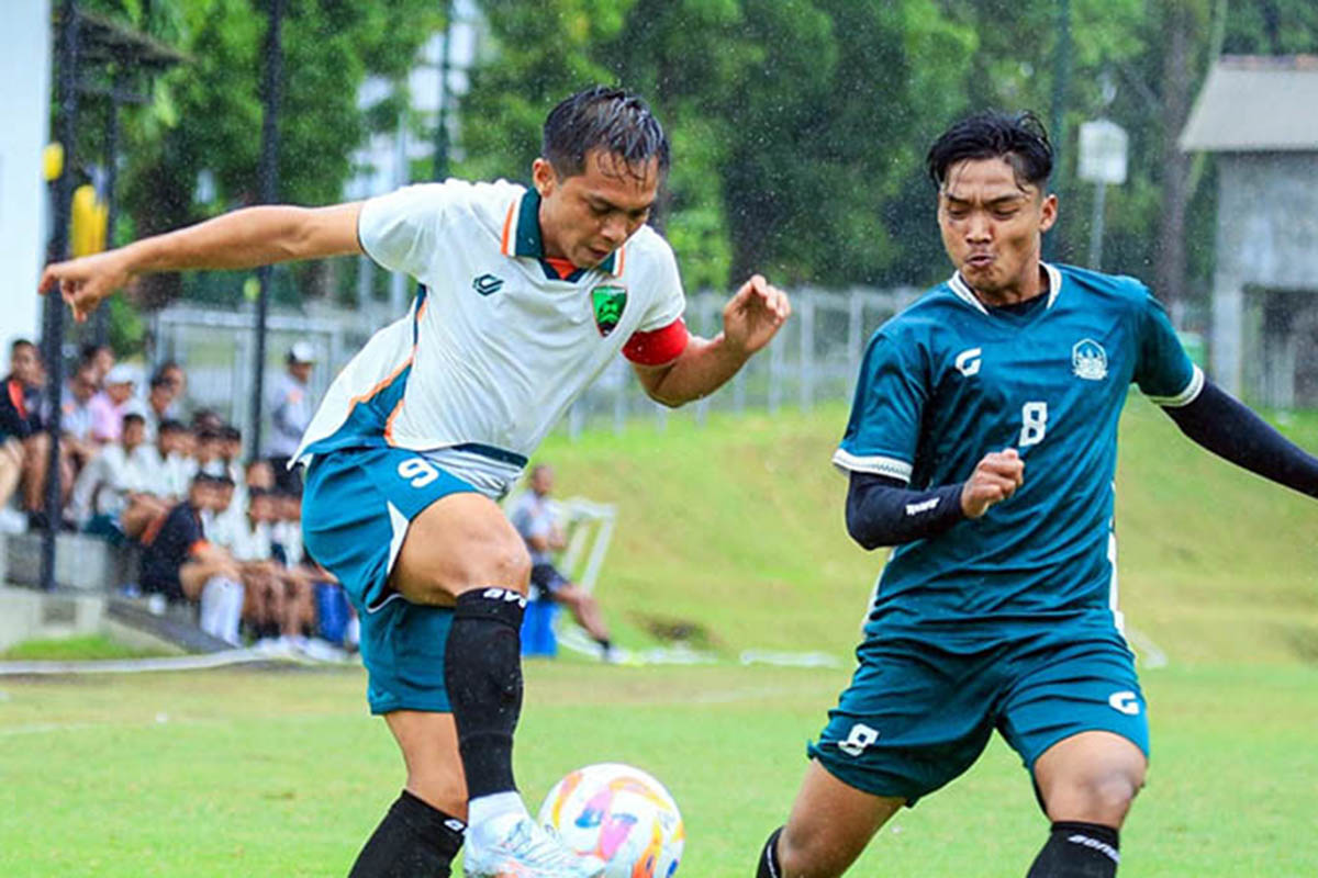 UJUNG TOMBAK: Ricko Hardiansyah (kiri) saat mencoba melewati pemain lawan.