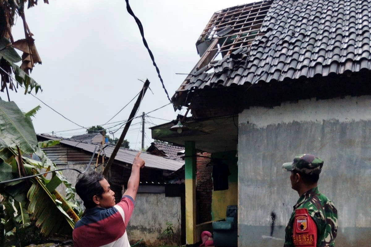 RUSAK: Atap rumah warga yang rusak imbas disapu angin puting beliung. Total ada 13 rumah di wilayah Ketanireng, Kecamatan Prigen, yang rusak imbas sapuan puting beliung.