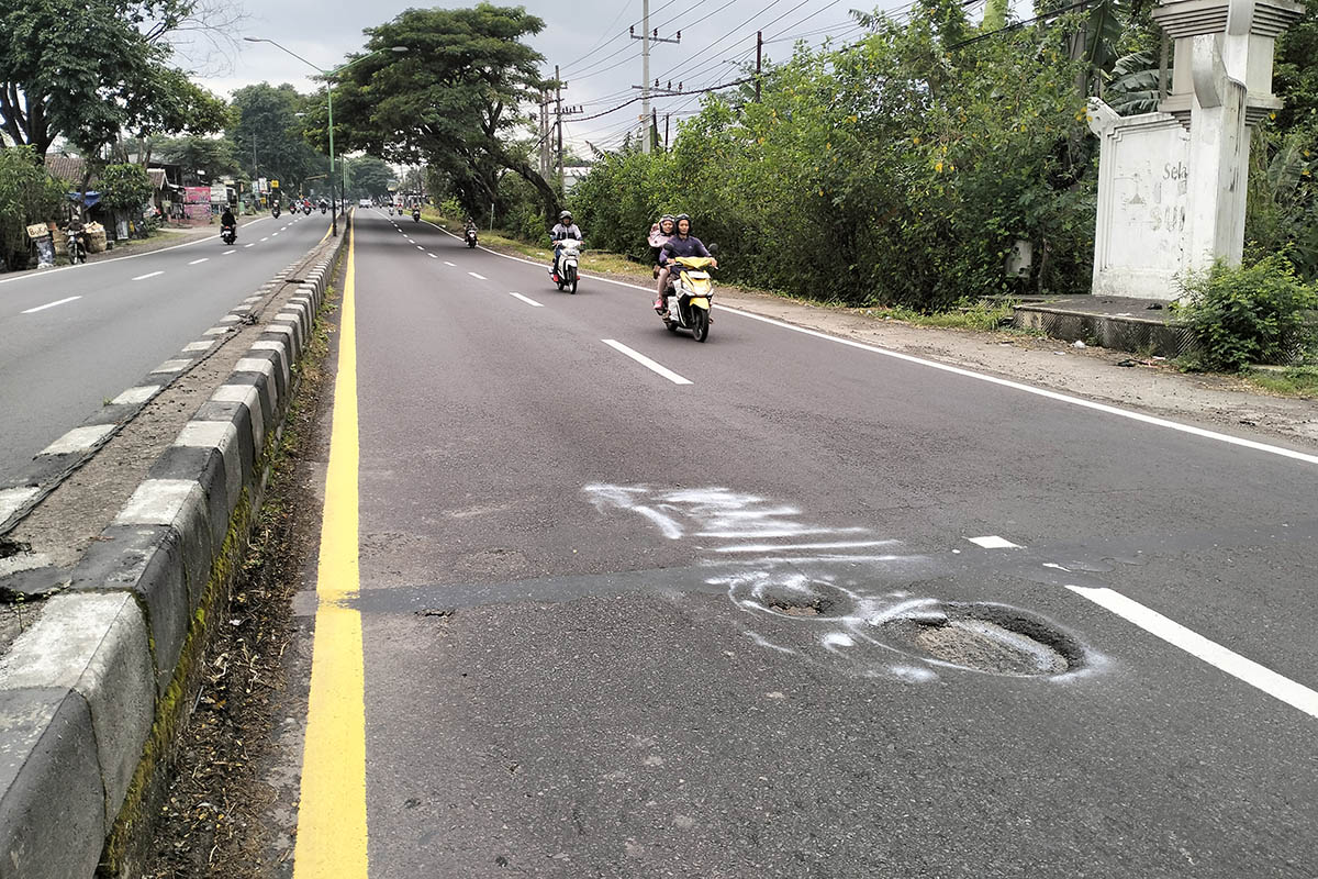 MEMBAHAYAKAN: Lubang jalan yang belum ditambal. Kerusakan tersebut, membahayakan pengendara, terutama pemotor.