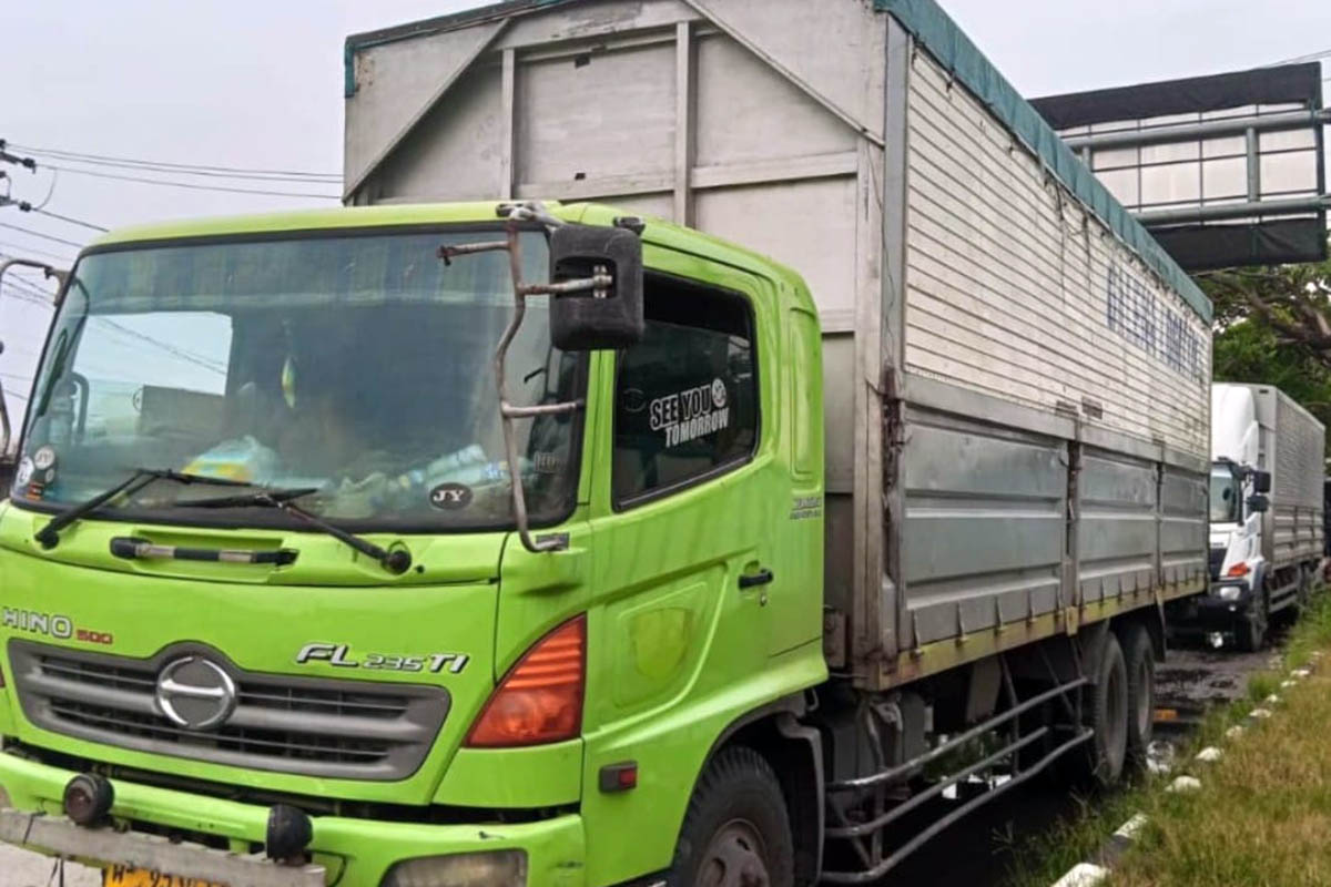 SEMPAT DIGELAPKAN: Truk wing boks yang sempat digelapkan tersangka. Kendaraan itu kini diamankan sebagai barang bukti.