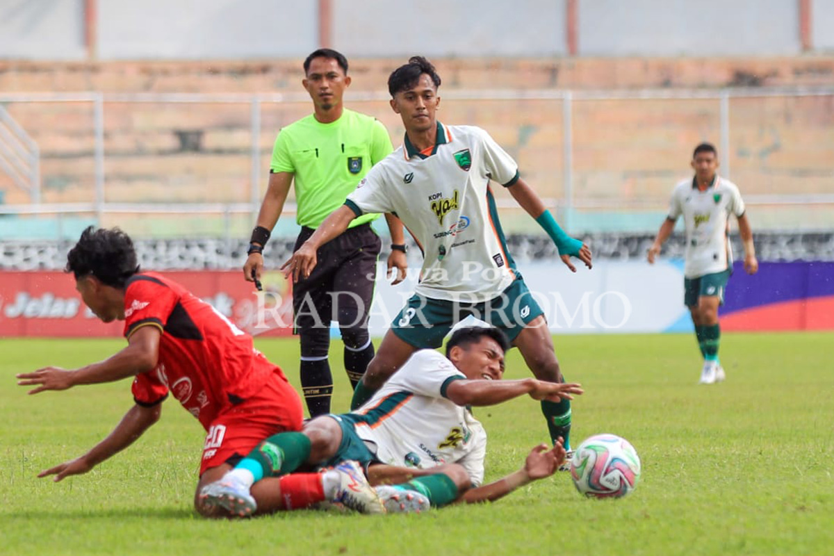 NODA PERDANA: Penggawa Pasuruan United berebut bola dengan penggawa Persinga Ngawi, Selasa sore (3/2). Dalam laga itu Pasuruan United dikalahkan 0-1.