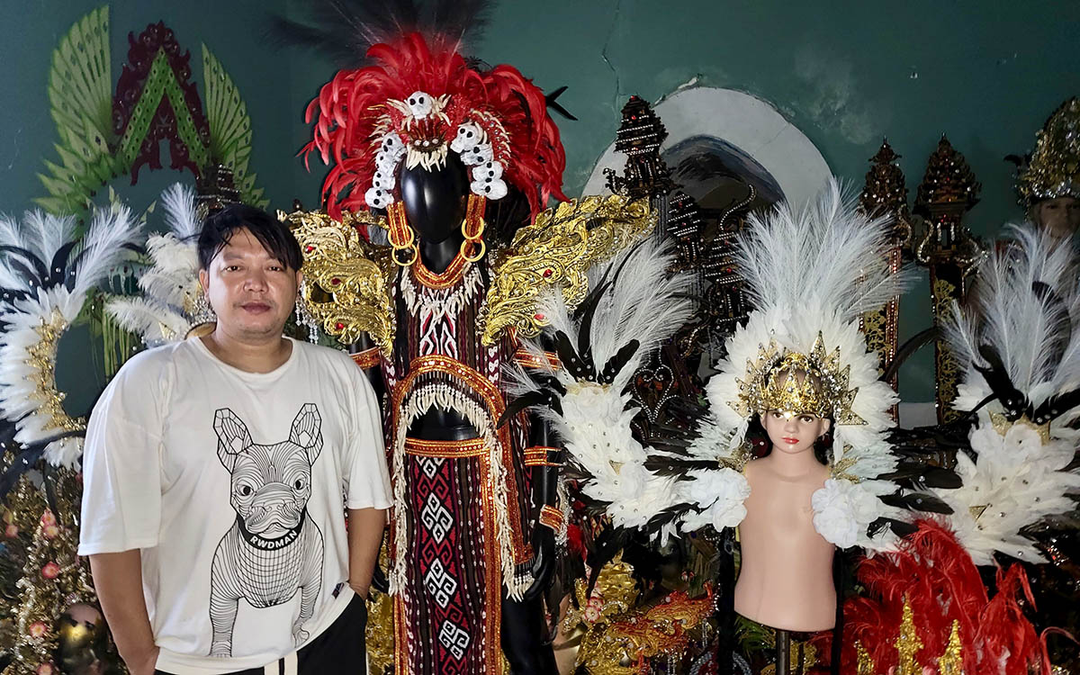 Baimin berfoto dengan beberapa kostum karnaval yang dibuatnya. Kini jadi jujukan sewa dan pembuatan kostum karnaval jelang perayaan HUT RI.