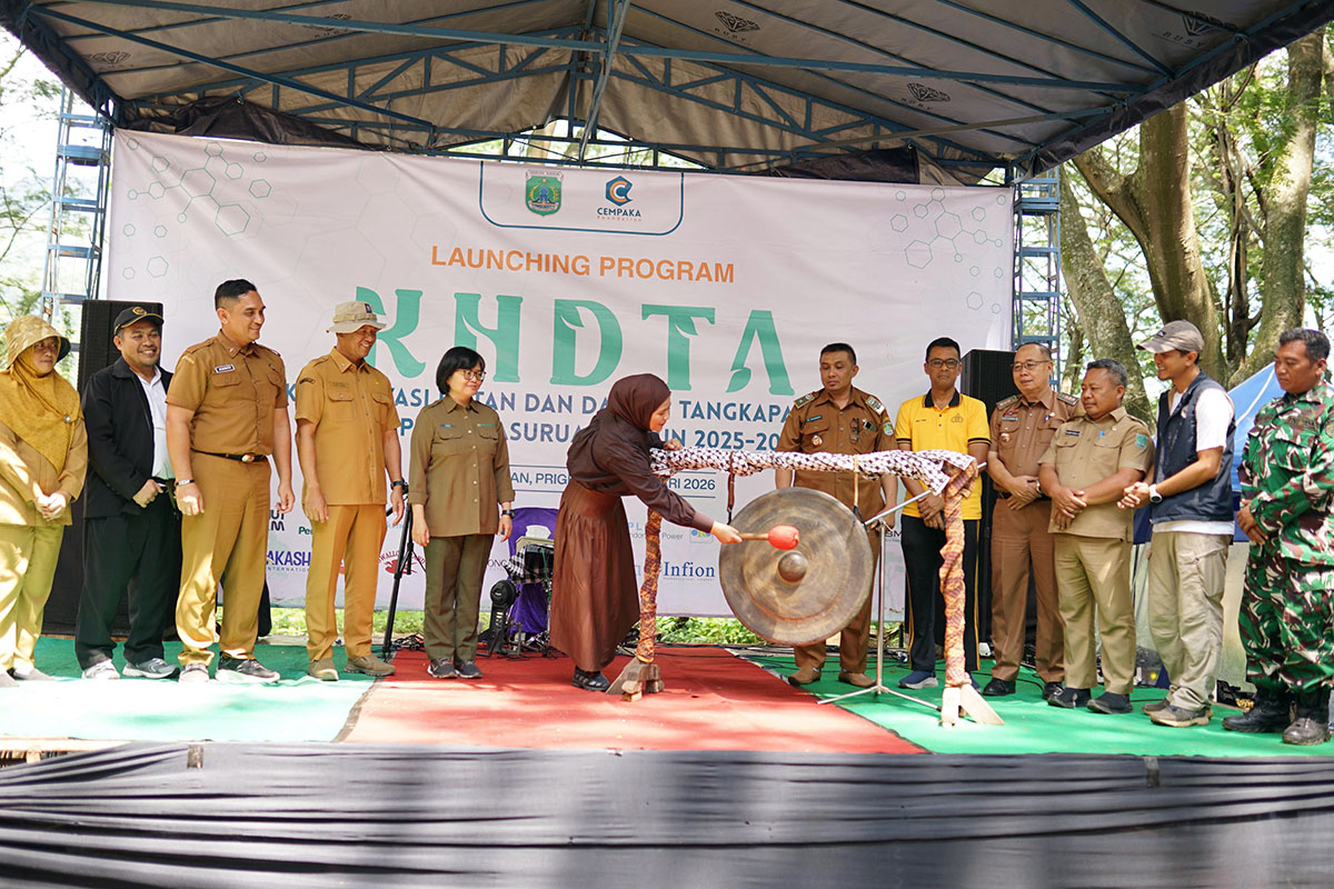 PERESMIAN: Pemukulan gong oleh Wakil Ketua DPRD, Adinda Denisa, sebagai tanda dilaunchingnya program KHDTA 2026.