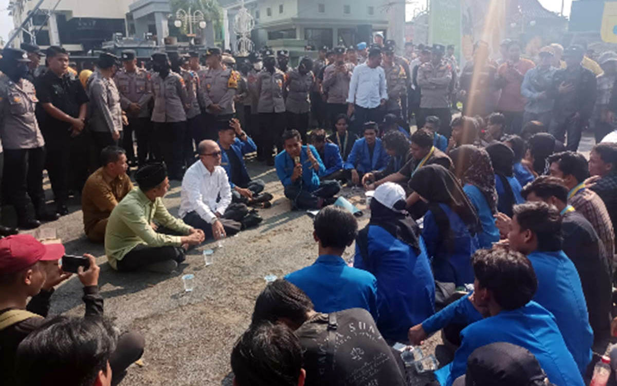 BAWA SEJUMLAH TUNTUTAN: Puluhan mahasiswa dari PMII Cabang Probolinggo saat ditemui pimpinan dewan, siang kemarin (2/2).