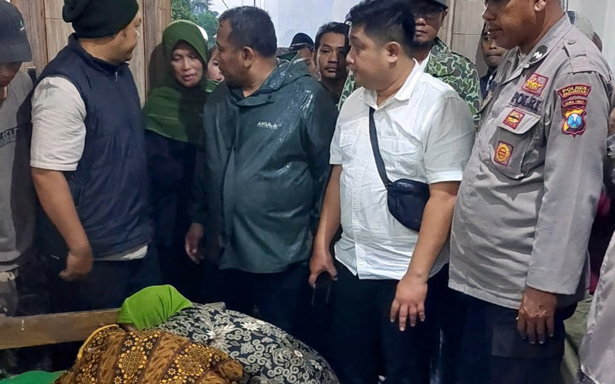 BERDUKA: Jenazah Tajuri Sujarwadi, saat di rumah duka hendak dimakamkan.