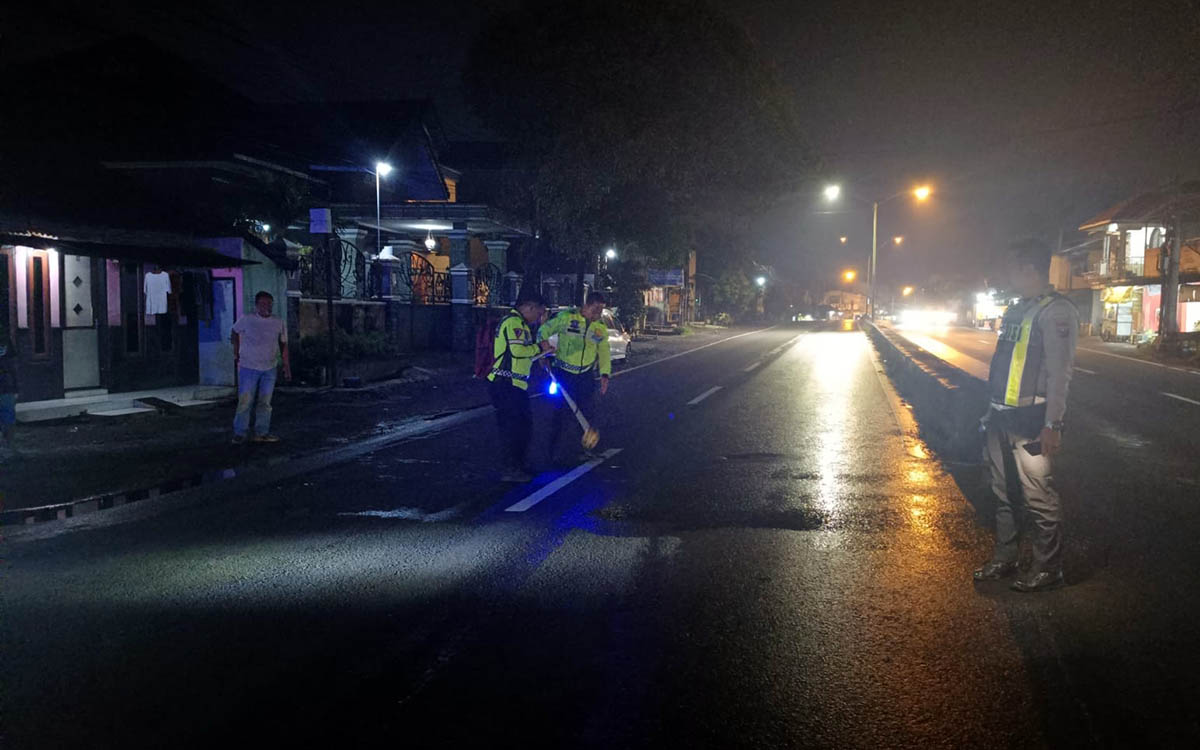 OLAH TKP: Petugas satlantas saat melakukan olah TKP kecelakaan maut Honda PCX tertabrak truk wing boks di Glagahsari, Sukorejo, Pasuruan, (2/2).