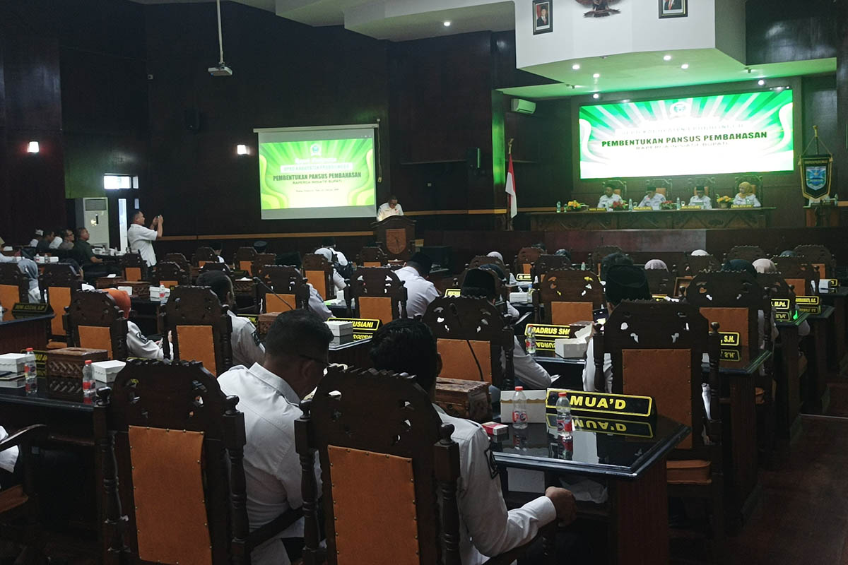 DISEPAKATI: Rapat paripurna pembentukan pansus SOTK di gedung DPRD kabupaten Probolinggo, Rabu (4/2).