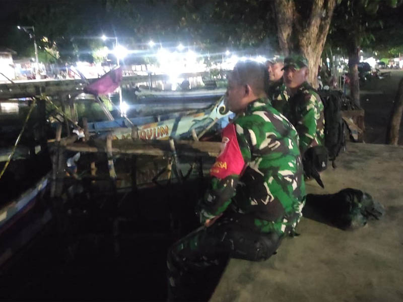 SAMPAI MALAM: Aparat dari TNI yang berjaga di Kawasan Pelabuhan Pasuruan, Rabu (4/2) malam.