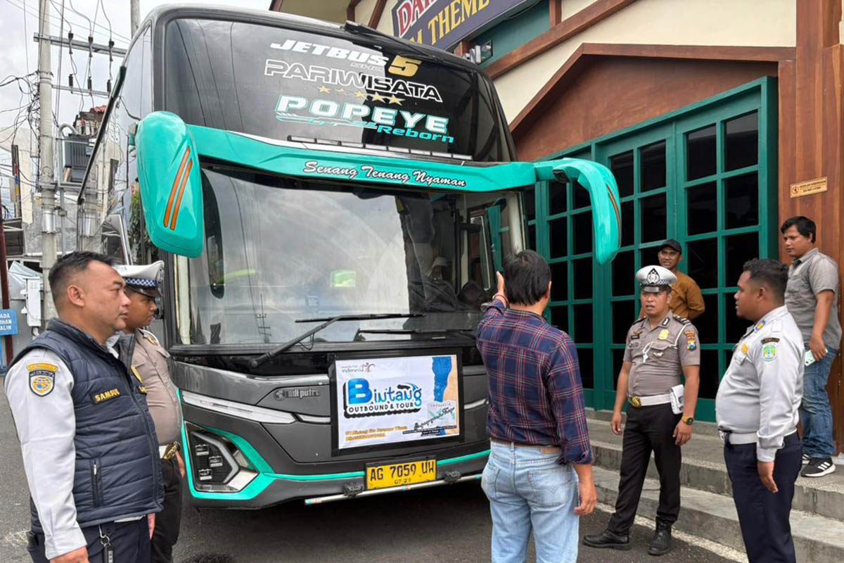 PEMERIKSAAN: Petugas gabungan Satlantas Polres Pasuruan dan Dishub saat melakukan operasi terhadap salah satu bus. Langkah ini dilakukan, untuk memastikan kendaraan yang dijalankan, sesuai ketentuan.