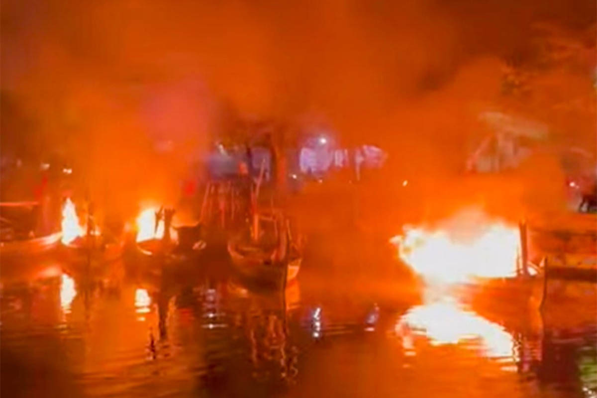 MEMBARA: Perahu nelayan yang terbakar di kawasan Pelabuhan Pasuruan, Rabu (4/2) malam.