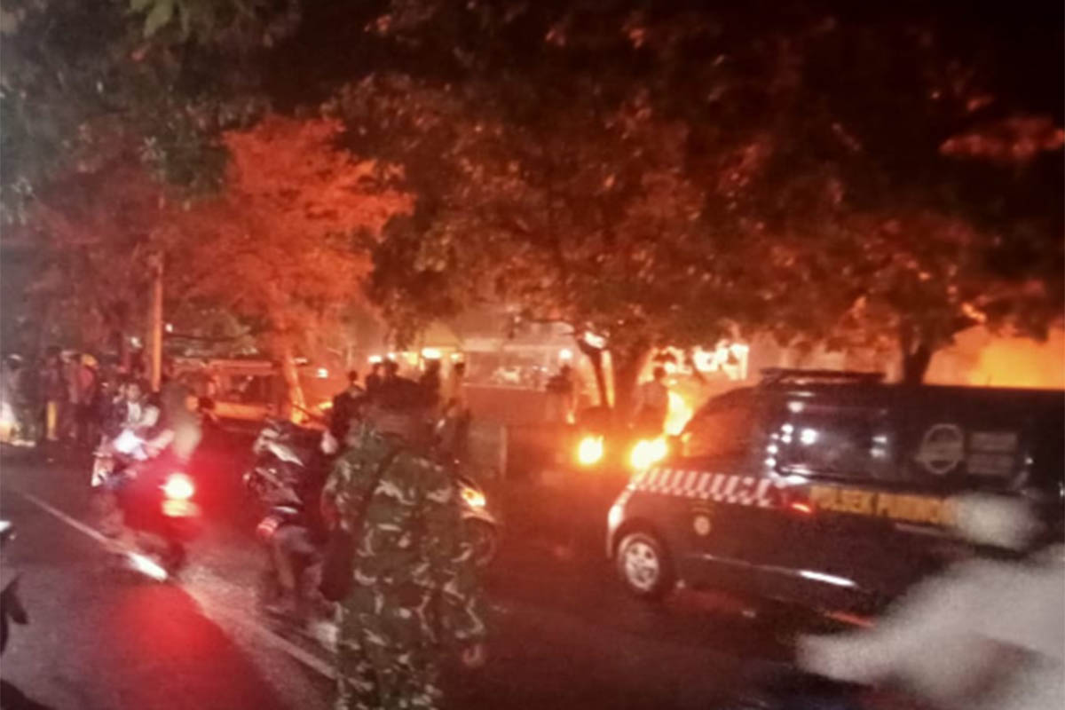 BERJAGA: Nampak apparat dari TNI dan Polri di lokasi kebakaran.