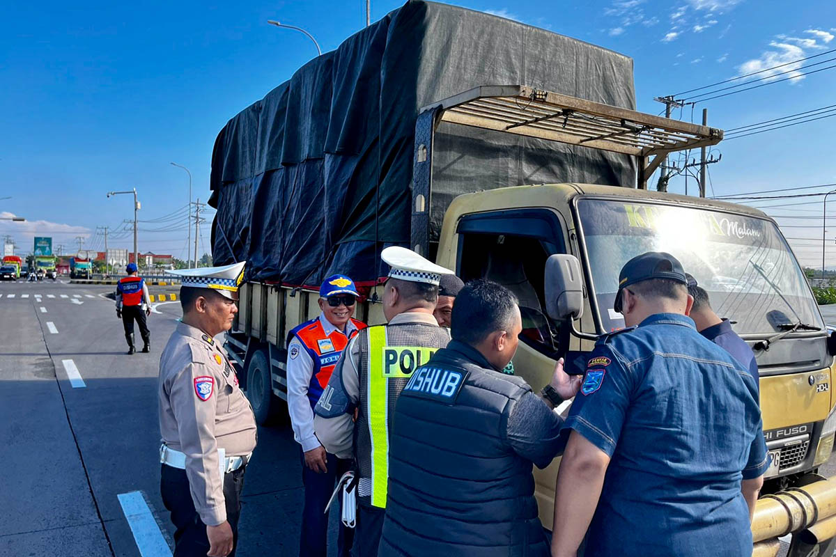 DICEK: Petugas gabungan melakukan rampcheck dan pemeriksaan administrasi kendaraan di exit tol Leces, Rabu (4/2).