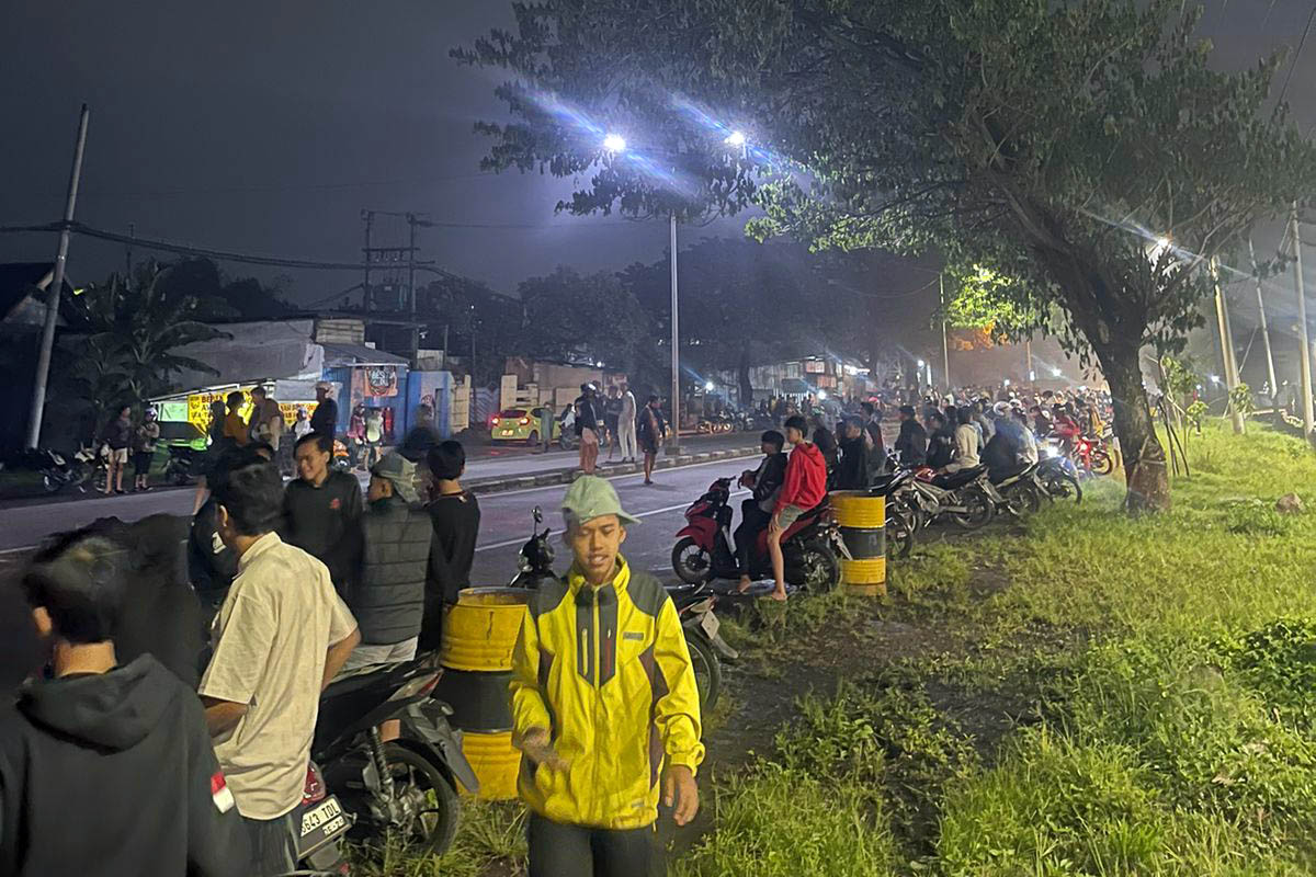 TONTONAN: Sejumlah pengendara motor saat tengah menyaksikan aksi dugaan balap liar di wilayah by pass Gempol.