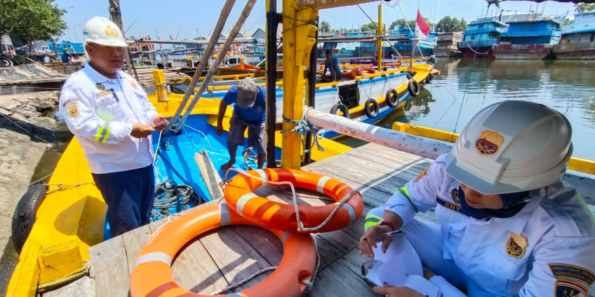 CEK LANGSUNG: Kantor KSOP Kelas IV Probolinggo melakukan ramp check kapal penumpang di Pelabuhan Tanjung Tembaga Probolinggo, Selasa (3/2).
