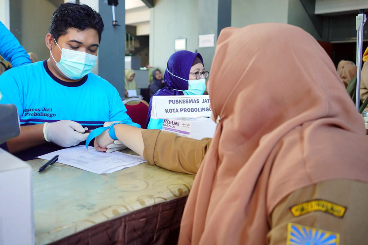 DIPERIKSA: Sejumlah ASN di lingkungan Pemkot Probolinggo menjalani pemeriksaan kesehatan, Senin (2/2).
