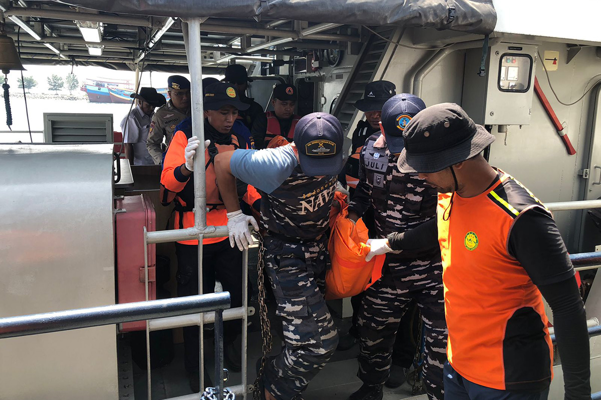 EVAKUASI: Tim rescue gabungan saat mengevakuasi jenazah Supoyo, 72, warga Kelurahan Kedungasem, Kecamatan Wonoasih, Kota Probolinggo, menggunakan kapal KAL Sembulungan II-5-42, Rabu (4/2).