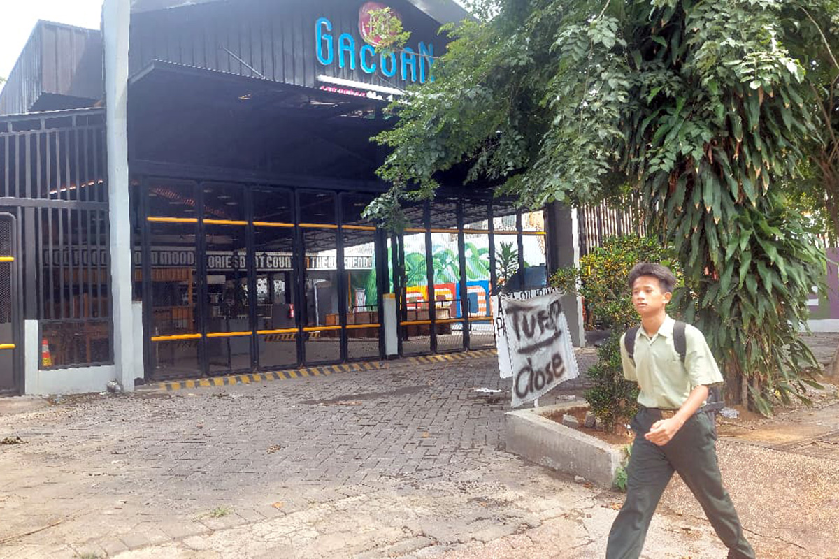 BELUM BUKA KEMBALI: Mie Gacoan di Jalan Suroyo, Kota Probolinggo yang masih tutup. (Arif Mashudi/ Radar Bromo)