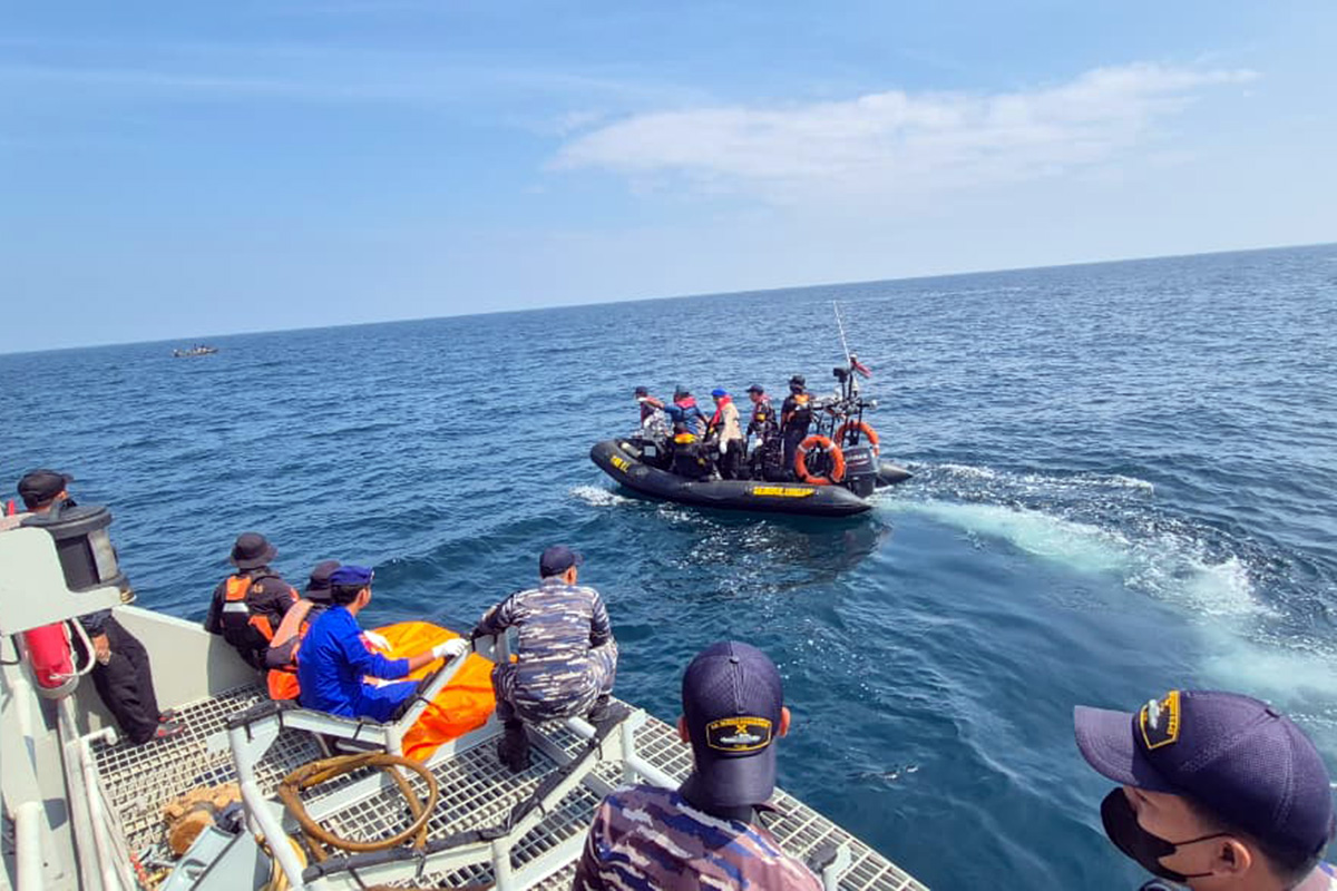PENCARIAN: Tim rescue gabungan saat mencari Matsadi, 60, warga Kelurahan Wonoasi-Kota Probolinggo, menggunakan kapal KAL Sembulungan II-5-42, Rabu (4/2).