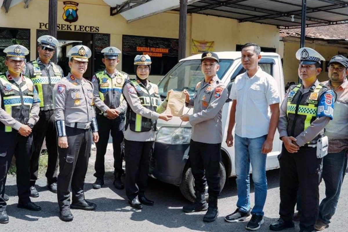 DIKEMBALIKAN: Polisi menyerahkan pikap yang sempat dicuri ke pemiliknya.