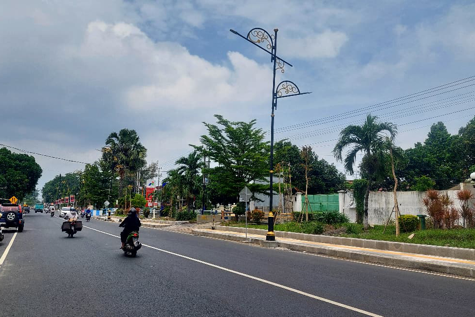 TERPASANG: Pengedara motor melintas di Jalan Soekarno-Hatta Kota Probolinggo, yang sudah selesai diperbaiki dan dipasangani PJU baru.