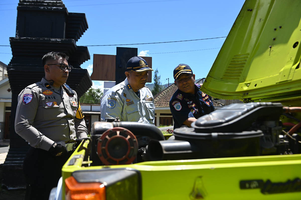 RAMP CHECK: Kepolisian dan dishub saat melakukan pemeriksaan terhadap jip wisata di wilayah Bromo. Kegiatan ini ditujukan, untuk menjamin armada wisata yang beroperasi, dalam keadaan layak operasi.