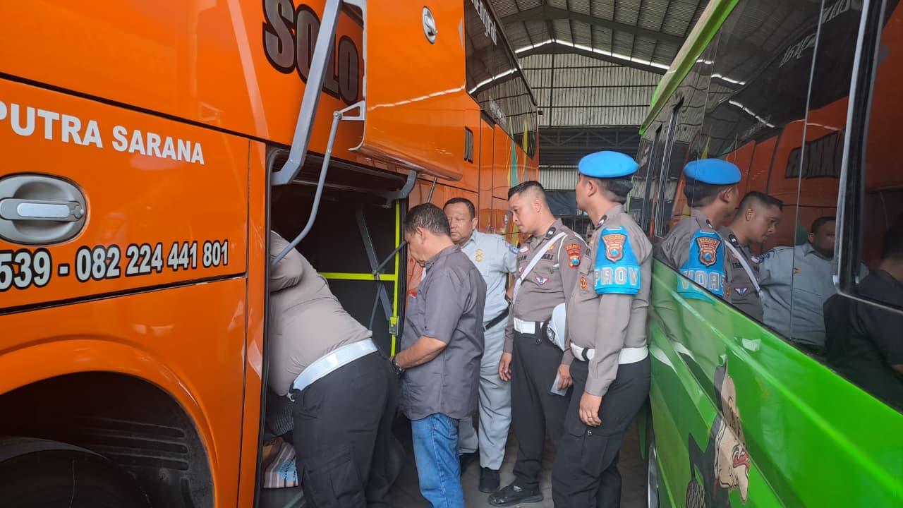 PEMERIKSAAN: Petugas gabungan dari BNNK Pasuruan, Polda Jatim dan Polres Pasuruan saat melakukan pemasangan stiker layak jalan. Pemeriksaan yang dilakukan tim gabungan
