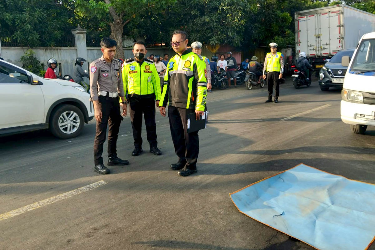 LOKASI KEJADIAN: Satlantas Polres Probolinggo melakukan olah TKP kecelakaan di jalan pantura Desa Karanggeger, Kecamatan Pajarakan.