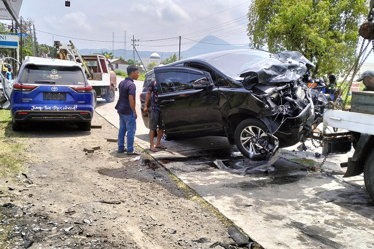 RINGSEK: Dua kecelakaan yang terlibat kecelakaan di ruas jalan pantura Desa Sumberrejo, Kecamatan Paiton. Salah satunya mobil operasional Unuja.