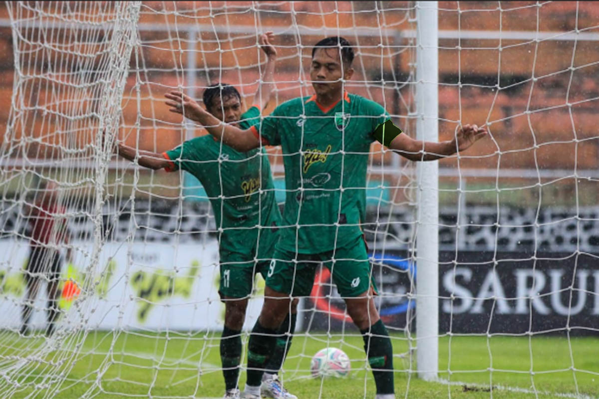 TOP SKOR: Striker sekaligus kapten Pasuruan United Ricko Hardiansyah (depan) yang dalam laga melawan Persikoba, berhasil mencetak satu-satunya gol kemenangan bagi Laskar Santri Mbeling.