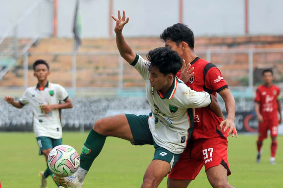 BERJIBAKU: Setelah kalah lawan Persinga Ngawi, Pasuruan United harus meraih kemenangan lawan Persikoba Batu agar bisa berdiri tegak menghadapi Mbeling Warrior-julukan suporter Pasuruan United.