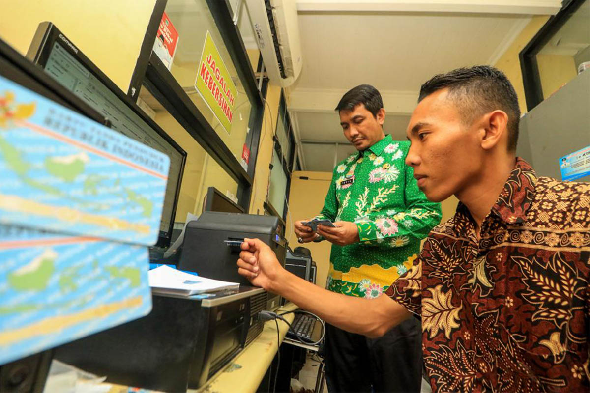 PENCETAKAN: Proses pencetakan KTP-el di Dispendukcapil Kabupaten Pasuruan. Sebanyak 6 ribu keping blangko baru diterima Dispendukcapil dari Kemendagri.