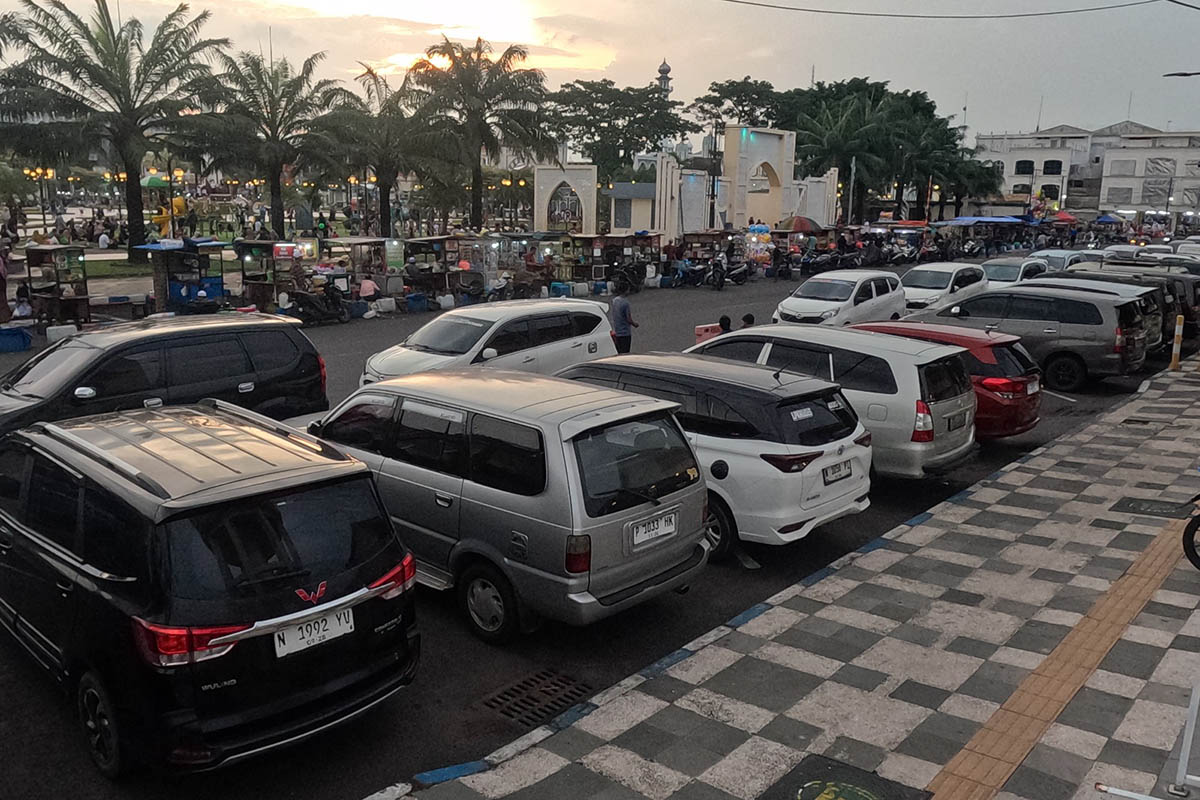 KANTONG PARKIR: Deretan kendaraan yang terparkir di area parkiran Alun-Alun Kota Pasuruan. Selama penghujan, pendapatan daerah dari parkir menurun.