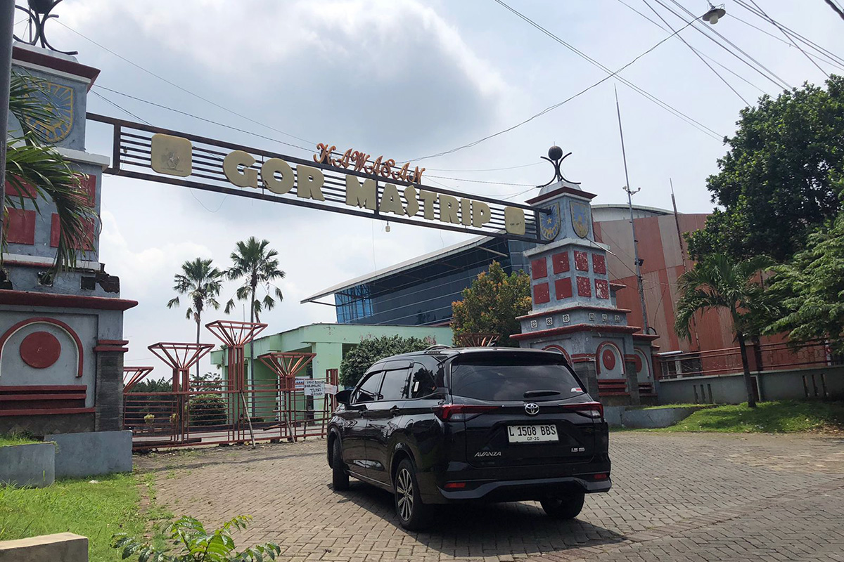 TKP: Tampak gerbang menuju GOR Mastrip Kota Probolinggo. Lokasi hilangnya barang bawaan milik Viki Hamzah, salah satu komisioner KPU Kota Probolinggo.
