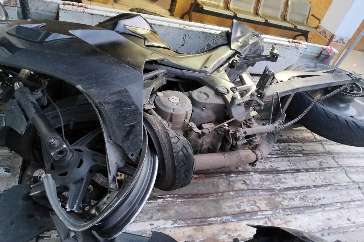 RINGSEK PARAH: Kondisi Yamaha R15 ringsek parah usai menabrak truk yang menyeberang usai keluar pabrik.