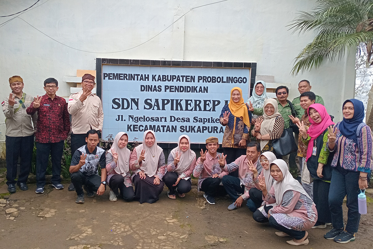 KERJASAMA: Semua unsur Stakeholder persiapan PAUD&ndash;SD Satu Atap berfoto bersama di SDN Sapikerep 3 Sukapura.