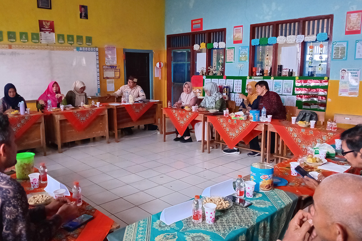 WAJIB BELAJAR 13 TAHUN: Kabid Bina PAUD dan PNF Disdikdaya Kabupaten Probolinggo, Amik Mutammimah (pegang mik) saat paparan persiapan PAUD&ndash;SD Satu Atap di Wilayah Terpencil, SDN Sapikerep 3 Sukapura.