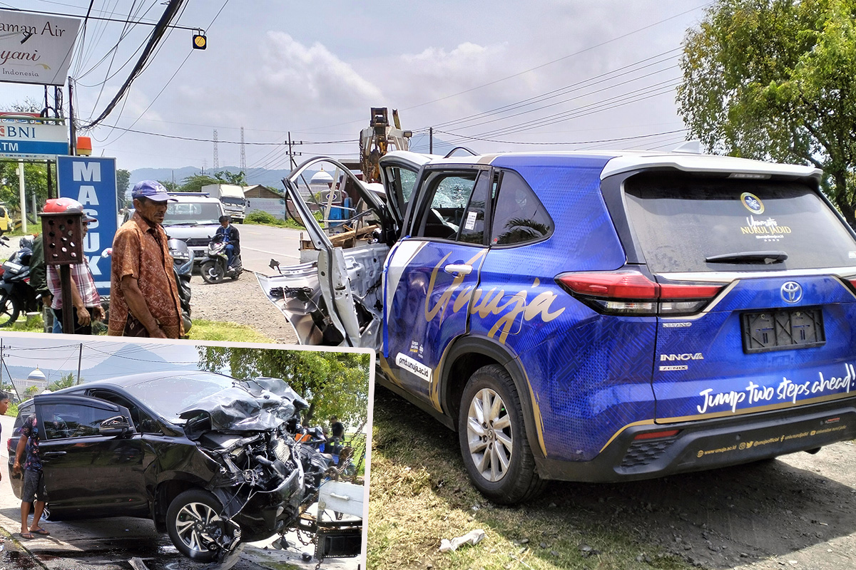 SAMA-SAMA RINGSEK: Mobil Innova operasional Unuja dan Innova warna hitam diderek usai terlibat tabrakan di pantura Paiton, Probolinggo (5/2).