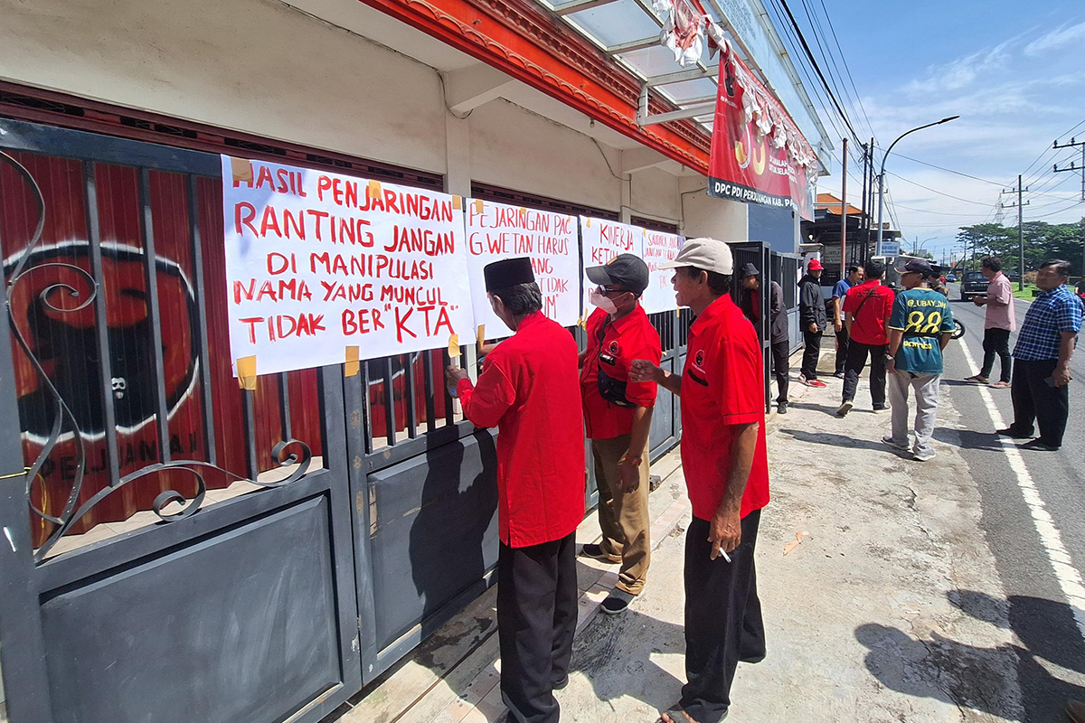 PROTES: Sejumlah kader dari PAC PDIP Kabupaten Pasuruan memasang sejumlah poster bernada protes terkait proses penjaringan PAC di kantor DPC PDIP. (M Busthomi/ Radar Bromo)