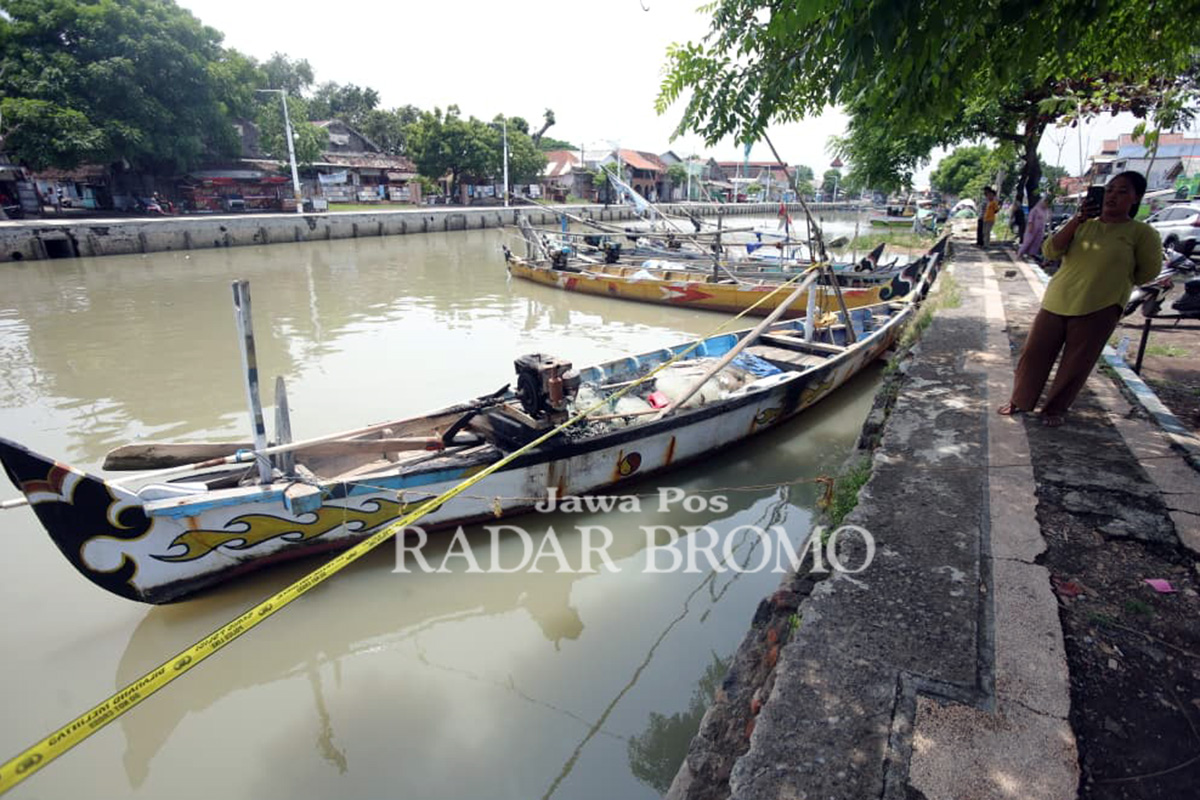 DI-POLICE LINE: Polisi memasang police line di salah satu perahu yang dirusak. (Mokhamad Zubaidillah/ Radar Bromo)