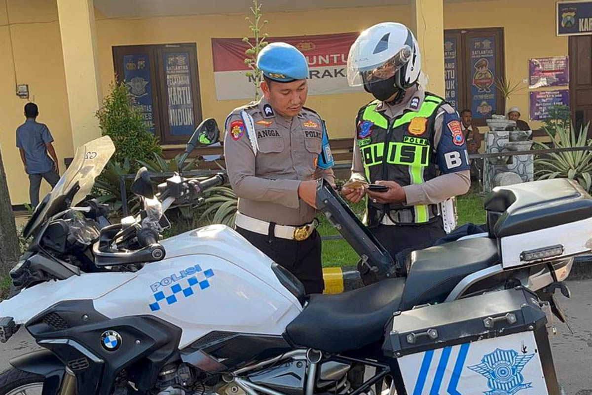 DIPERIKSA: Anggota Sipropam Polres Pasuruan saat mengecek kelengkapan kendaraan anggota yang masuk Polres Pasuruan.