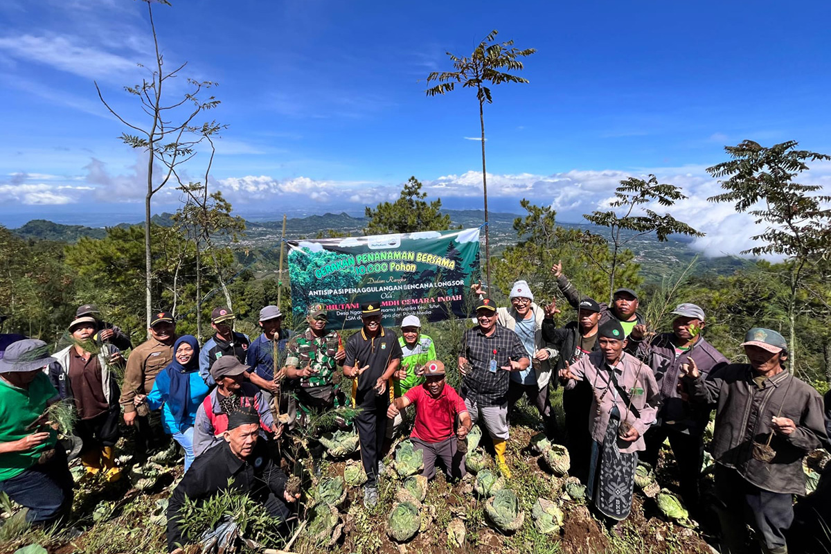KOMPAK: Perwakilan LMDH Cemara Indah, Perhutani dan muspika Tutur foto bareng usai menanam pohon bersama.