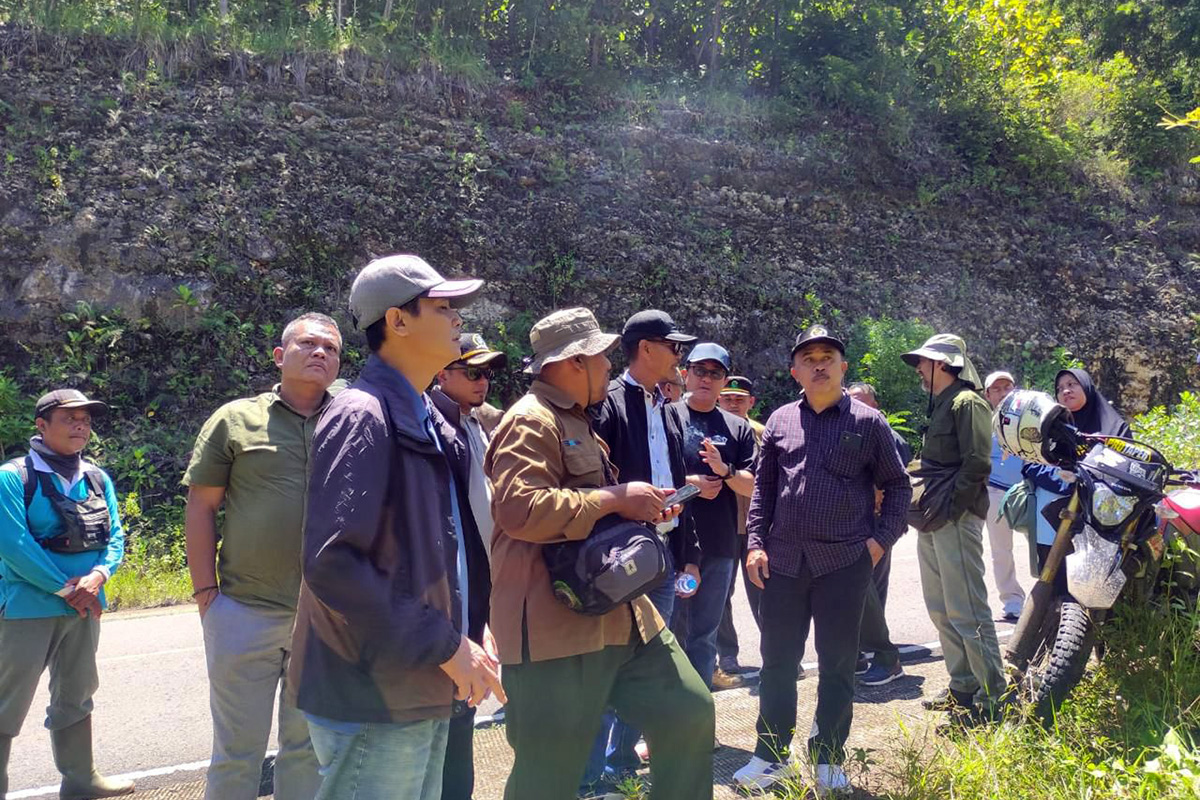 TINJAU LAHAN PENGGANTI: Panitia Khusus (Pansus) Real Estate Prigen DPRD Kabupaten Pasuruan saat mendatangi lahan pengganti di Kabupaten Malang seluas 68 hektare.