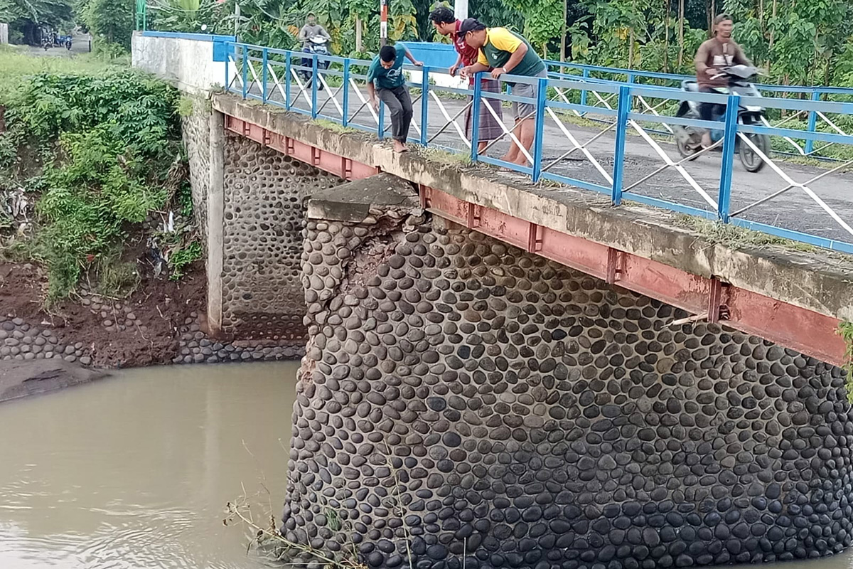 RAWAN: Jembatan Krejengan di ruas jalan Sidomukti-Karangren patah bagian tengahnya. Kendaraan roda empat pun dilarang melintas karena dikhawatirkan runtuh.