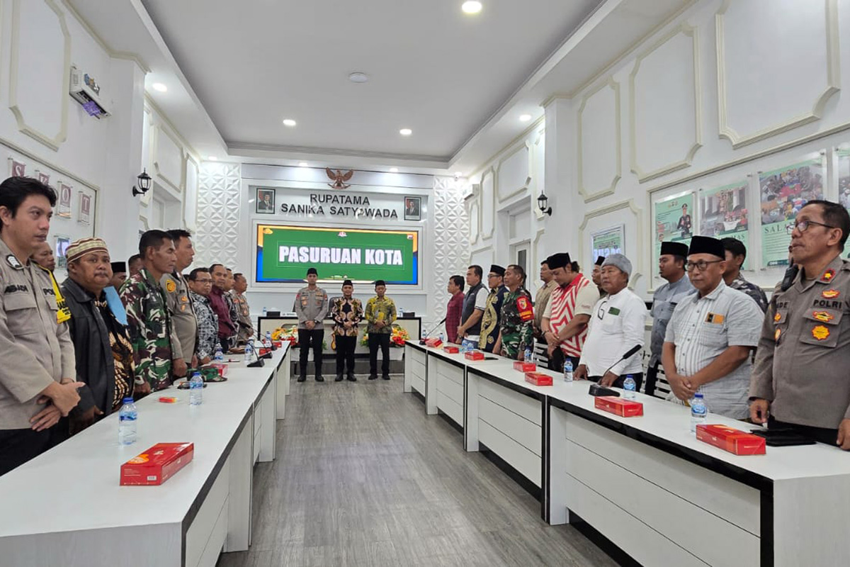 MEDIASI: Suasana pertemuan nelayan yang berkonflik di Pasuruan yang digelar di Mapolres Pasuruan Kota.